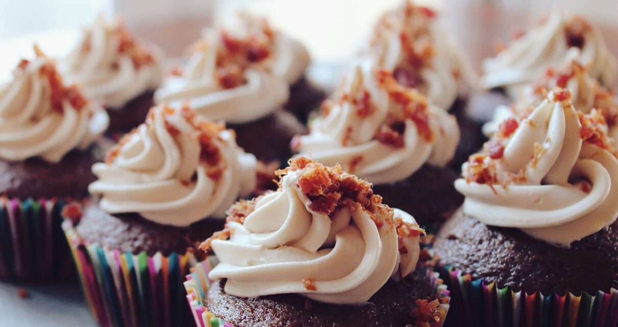 Csokis muffin tejszínes krémmel: ezt nevezik majd álomsütinek a szeretteid!