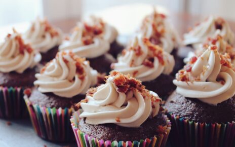 Csokis muffin tejszínes krémmel: ezt nevezik majd álomsütinek a szeretteid!